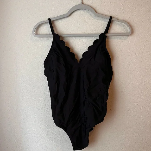 Swim Womens Medium Black Scalloped Edge Swimsuit Xhilaration